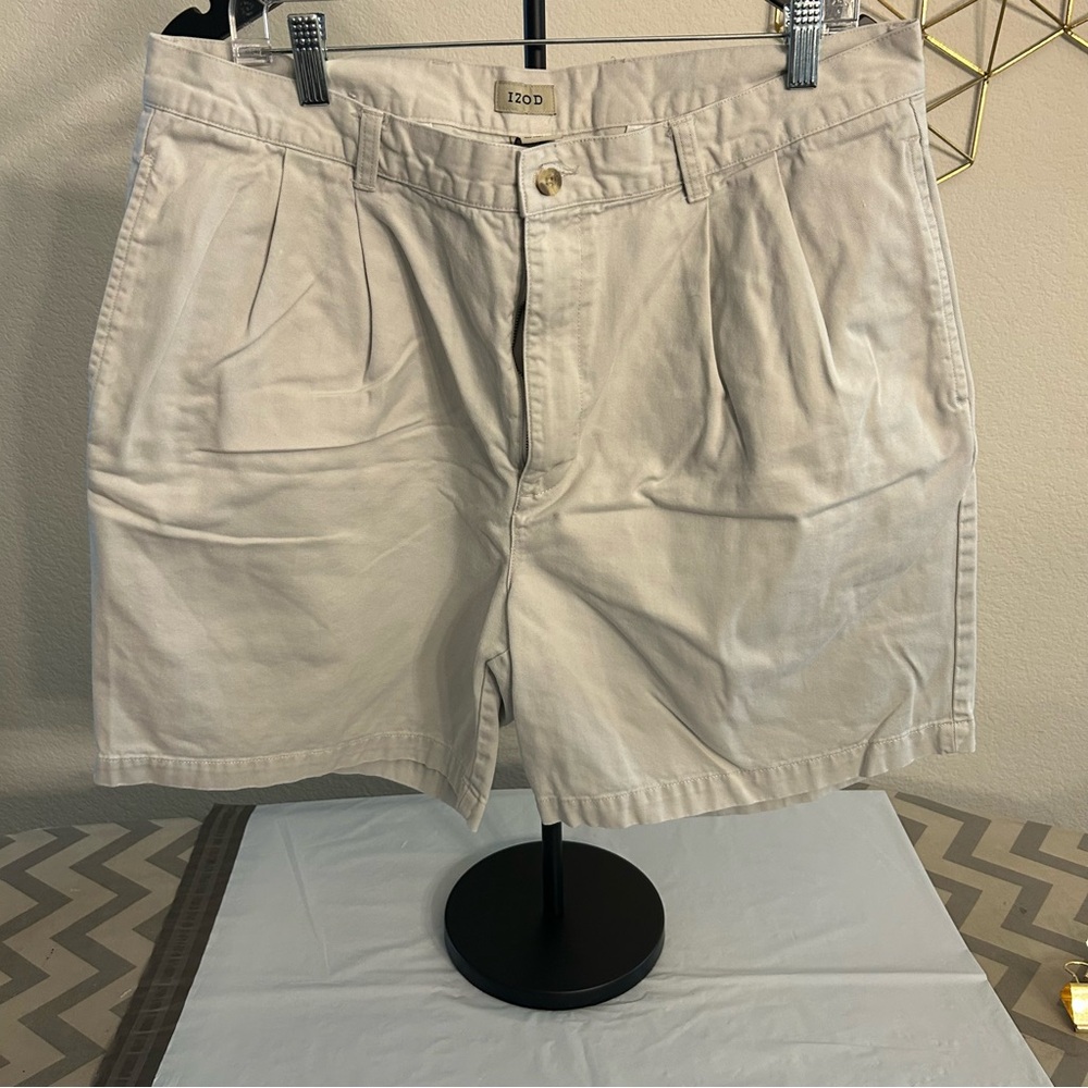 Izod Men's Pleated Beige Shorts